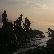 Peringati 9 Tahun Semburan Lumpur Lapindo, Warga Aksi Mandi Lumpur