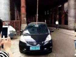 Melintas di Bawah Proyek Jalan Layang, Mobil Ini Tertembus Pipa Jatuh