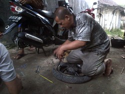 Kadiyono Tetap Tekuni Usaha Tambal Ban, Ini Respons Istri