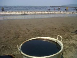 Pertamina dan Nelayan Akan Bersihkan Sampai Tuntas Tumpahan Minyak di Teluk Penyu