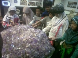 Bocah-bocah Ini Terkagum-kagum Melihat Batu Kecubung Raksasa di Museum Geologi