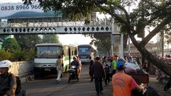 Kopaja ini Mogok di Tengah Jalan dan Diamkan Begitu Saja di Depan Stasiun Pasarminggu