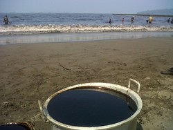 Nelayan Cilacap: Tumpahan Minyak di Tengah Laut Lebih Tebal, Ikan Mati