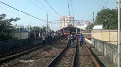 Gangguan Wesel di Kota, Penumpang Commuter Line Pilih Turun dan Jalan Susuri Rel