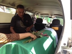 Berlinang Air Mata, Yudi Latif Antarkan Jenazah Istrinya ke Tasikmalaya