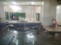 Api di Loading Dock Hotel Pulman di Jl S Parman dari Sampah Terbakar