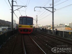 Wesel Rusak, Penumpang KRL ke Stasiun Jakarta Kota Tertahan di Jayakarta