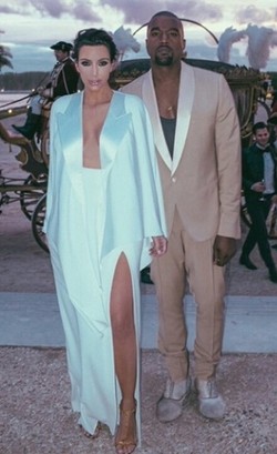 Foto Ciuman, Cara Kim Kardashian Rayakan Ultah Pernikahan dengan Kanye West