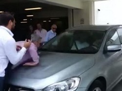 Lupa Aktifkan Sistem, Volvo XC60 Ini Tabrak 2 Orang Saat Pengujian