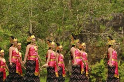 Pagelaran Wayang & Mitos di Balik Goa Kiskendo, Yogyakarta
