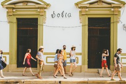 Lupakan Selfie & Tongsis, Operator Tur Tawarkan Jasa Fotografer