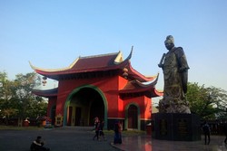 Menikmati Sore di Semarang, Enaknya ke Kelenteng Sam Poo Kong