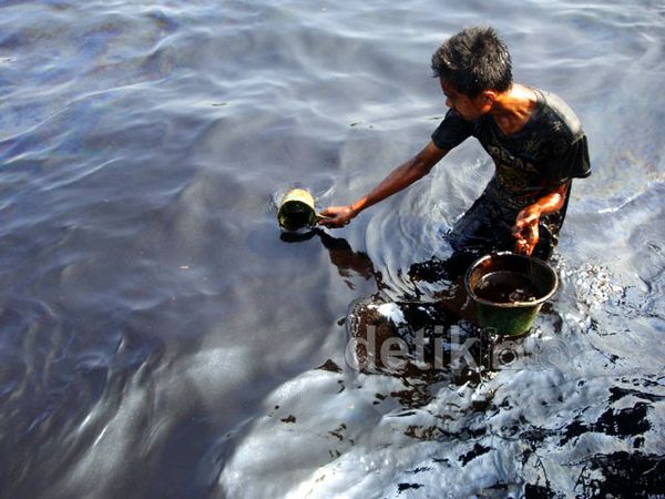 Tumpahan Minyak di Perairan Teluk Penyu Jadi Rebutan