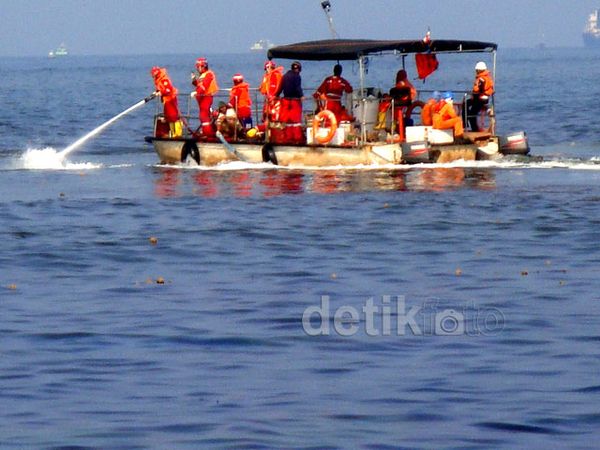 Pertamina Bersihkan Tumpahan Minyak