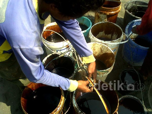 Warga Berebut Tumpahan Minyak di Perairan Teluk Penyu