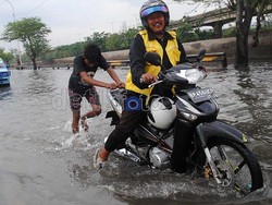 4 Tips Merawat Motor Setelah Terendam Banjir