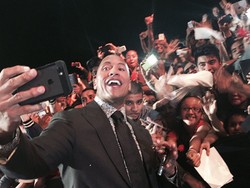 Wow! Dwayne Johnson Raih Penghargaan Guinness World Record karena Selfie