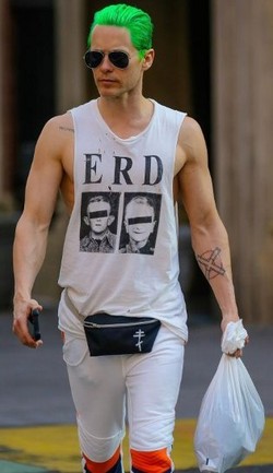 Jared Leto Kembalikan Popularitas Tas Pinggang, Akankah Jadi Tren?