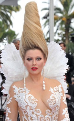 Rambut Spektakuler Aktris Rusia yang Mirip Gulungan Angin Topan di Cannes