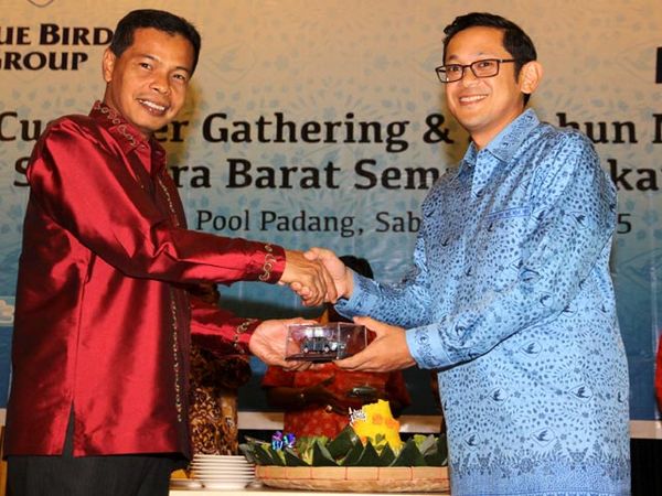 Ulang Tahun Kedua, Blue Bird Padang Bagi Hadiah