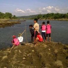 Warga Penasaran dengan Lokasi Kemunculan Buaya di Kali Porong