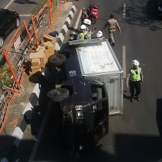 Mobil Boks Terguling di Urip Sumoharjo, Lalin Sempat Padat