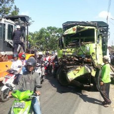 Kecelakaan Beruntun, Muatan Pupuk Berhamburan dan Biker Tewas