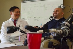 Lumpuh Selama 10 Tahun, Pria Ini Akhirnya Diberikan Lengan Robot