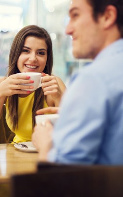 Saat Cari Istri, Pria Lebih Pilih Wanita Cerdas Dibanding Berdada Besar
