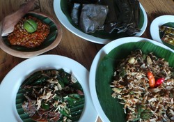 Saung Purbasari: Menyantap Nasi Liwet dan Sepat Cabe Hijau di Tepi Danau