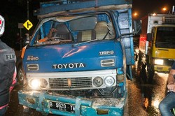 Tabrak Beberapa Kendaraan di Jl Raya Bogor, Sopir Truk Kabur ke Sungai