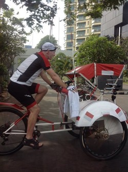 Bule Misterius Penarik Becak Racing Sering Terlihat di CFD dan Pancoran