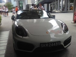 Asyik, Keliling Singapura Naik Porsche Boxster GTS