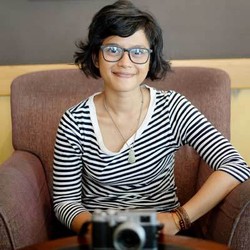 Gaya Santai Berburu Foto di Nepal ala Ayomi Amindoni