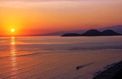 Siapa Sangka, Pulau Kenawa di Sumbawa Punya Sunrise Seindah Ini