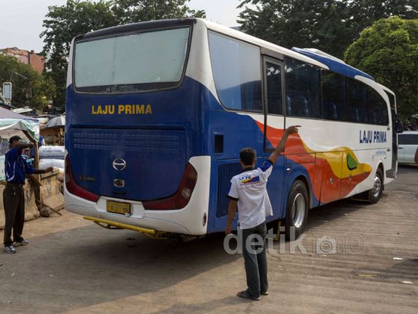 Bus Jalan Mundur Guna Masuk Terminal Rawamangun