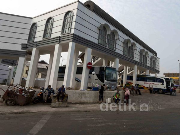 Bus Besar Tak Bisa Masuk Terminal Rawamangun