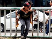 Aksi Nekat Pejalan Kaki Terobos Pagar Pembatas