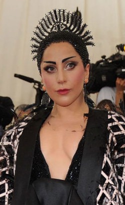 Lady Gaga Pakai Masker Korea Agar Bibir Bervolume ala Kylie Jenner