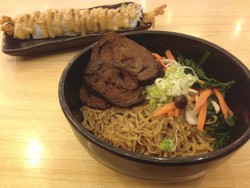 Torico Restaurant: Mencoba Dry Ramen yang Gurih dan Salmon Enoki Roll Berharga Terjangkau