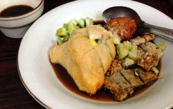 Kapal Selam dan Pistel, Pempek Unik dengan Isian Telur dan Pepaya Muda