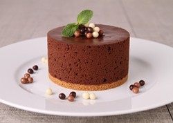 Cake dan Dessert Cokelat Lebaran Kolaborasi Dua Pastry Chef