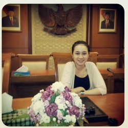 Diancam Digugat Balik Anggota DPR, Staf Cantik Denty Pantang Mundur