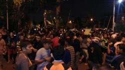 Polisi Bubarkan Demo Malam Hari Warga di Depan Rumah Ahok