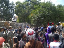 Ratusan Rumah di Pinggir Kali Ciliwung Pinangsia Ditertibkan, Ibu-ibu Pingsan