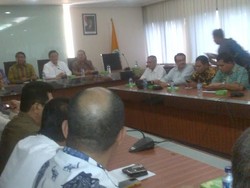 Kader Keluar Masuk, Pintu Ruangan Rapat Agung Cs Dipalang Meja