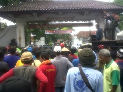 Tolak Dirazia, Ratusan Pengemudi Becak Motor di Yogya Geruduk Kantor Gubernur