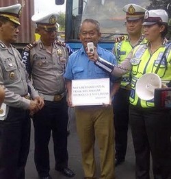 Langgar Lalin, Kakek Sopir Bus ini Dihukum Polisi Berikrar Lewat Pengeras Suara