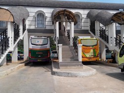 Kaca Bergoyang dan Manuver Bus Mundur untuk Masuk Terminal Rawamangun