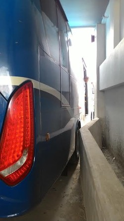 Begini Penampakan Bus yang Mentok Saat Keluar Masuk Terminal Rawamangun
